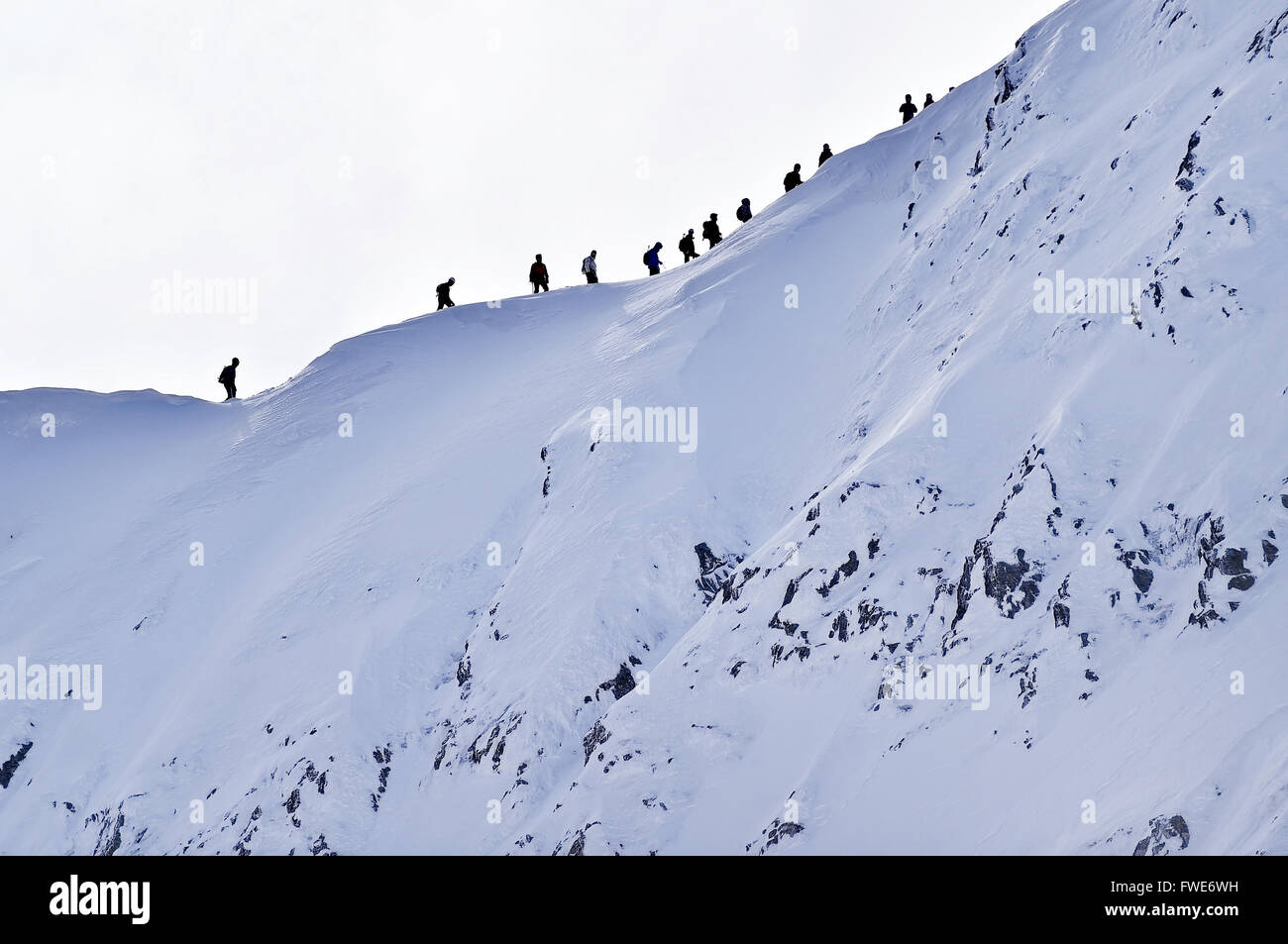Les alpinistes avec des crampons d'escalade sur la crête des montagnes de Fagaras, gamme des Carpates, en Roumanie Banque D'Images