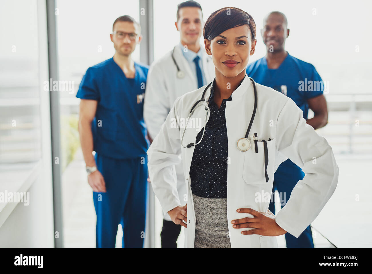 Femme noire à votre médecin responsable à l'hôpital, entraînant l'équipe médicale médecins et chirurgiens om Banque D'Images
