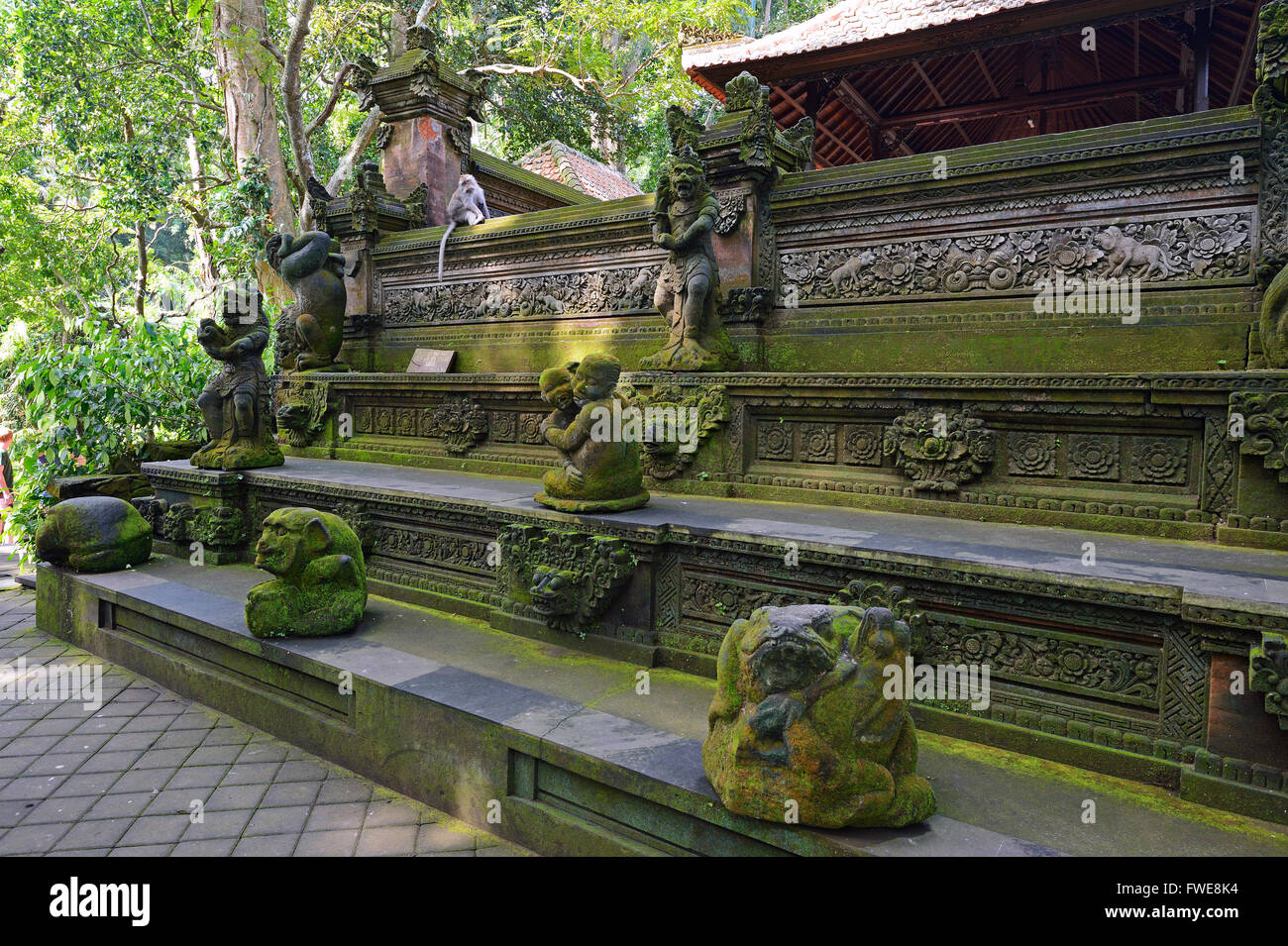 Des statues de dieux, Pura Dalem Agung, forêt des singes sacrés, Ubud, Bali, Indonésie Banque D'Images