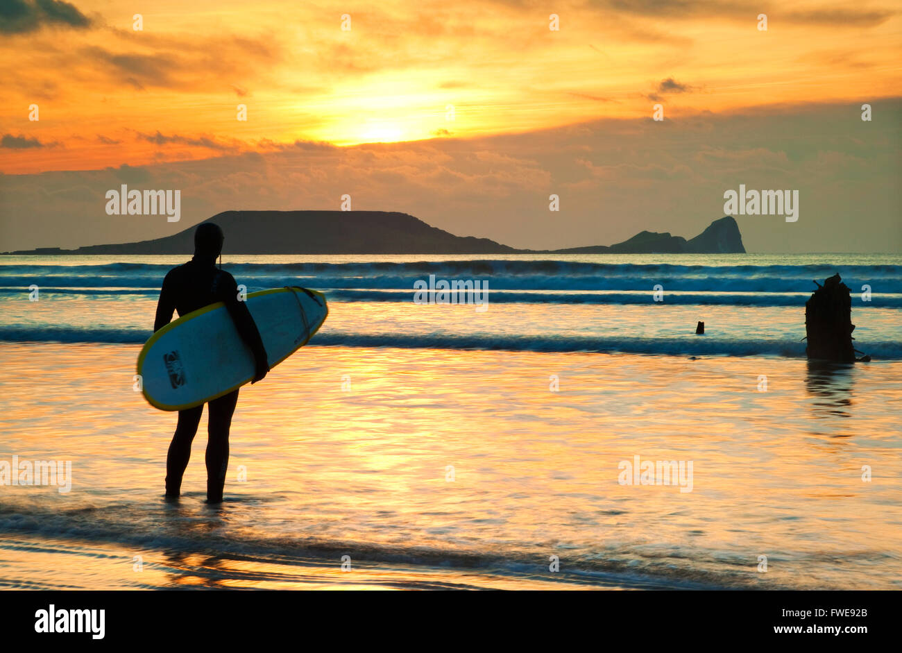 Surfer, l'épave d'Helvetia, vers la tête, Rhossili Bay, Gower, Pays de Galles, Royaume-Uni Banque D'Images