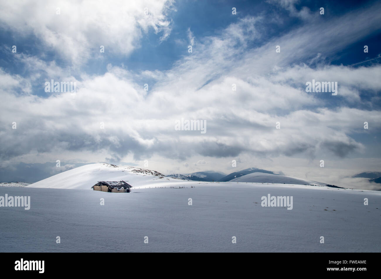 Berger saisonnier d'abri. Les montagnes des Carpates, en Roumanie. Bergerie dans les montagnes en hiver. Banque D'Images