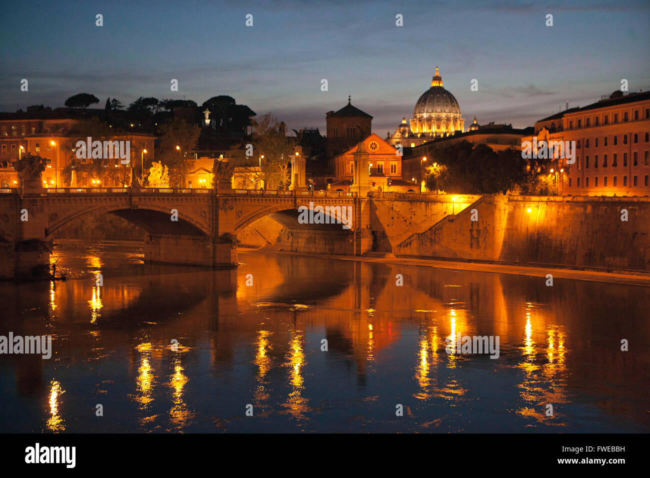 ROME, ITALIE : vue du Tibre vers Vatican Banque D'Images
