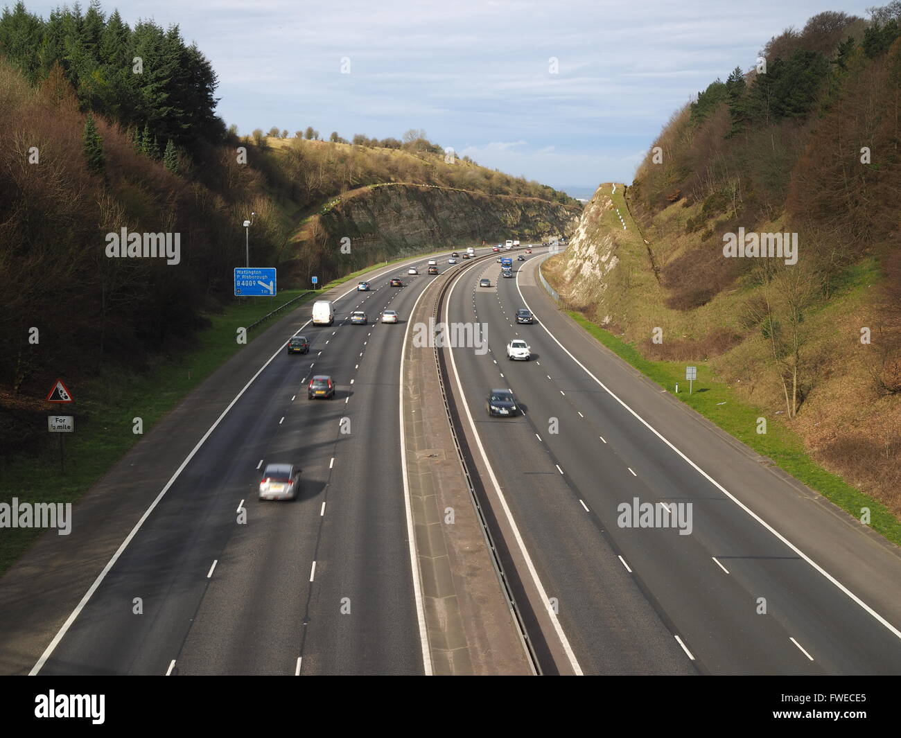 Autoroute M40 depuis le haut de l'autoroute bleue chilterns avec sign Banque D'Images