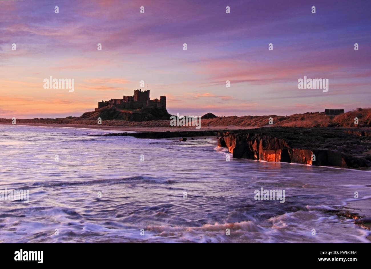 Lumière dorée au château de bamburgh, bamburgh northumberland, Banque D'Images