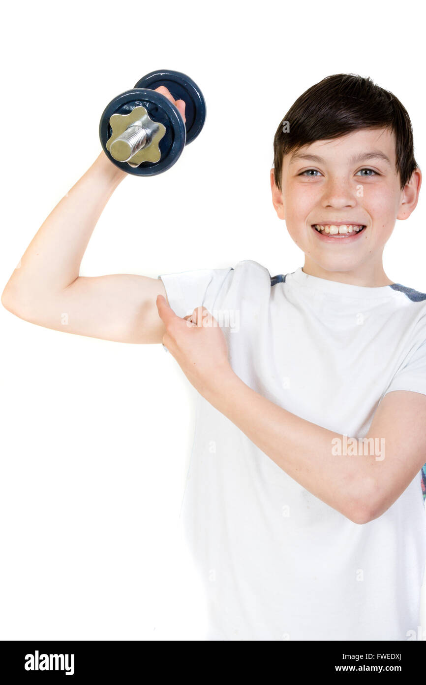 Happy boy une haltère de levage en montrant le biceps Banque D'Images