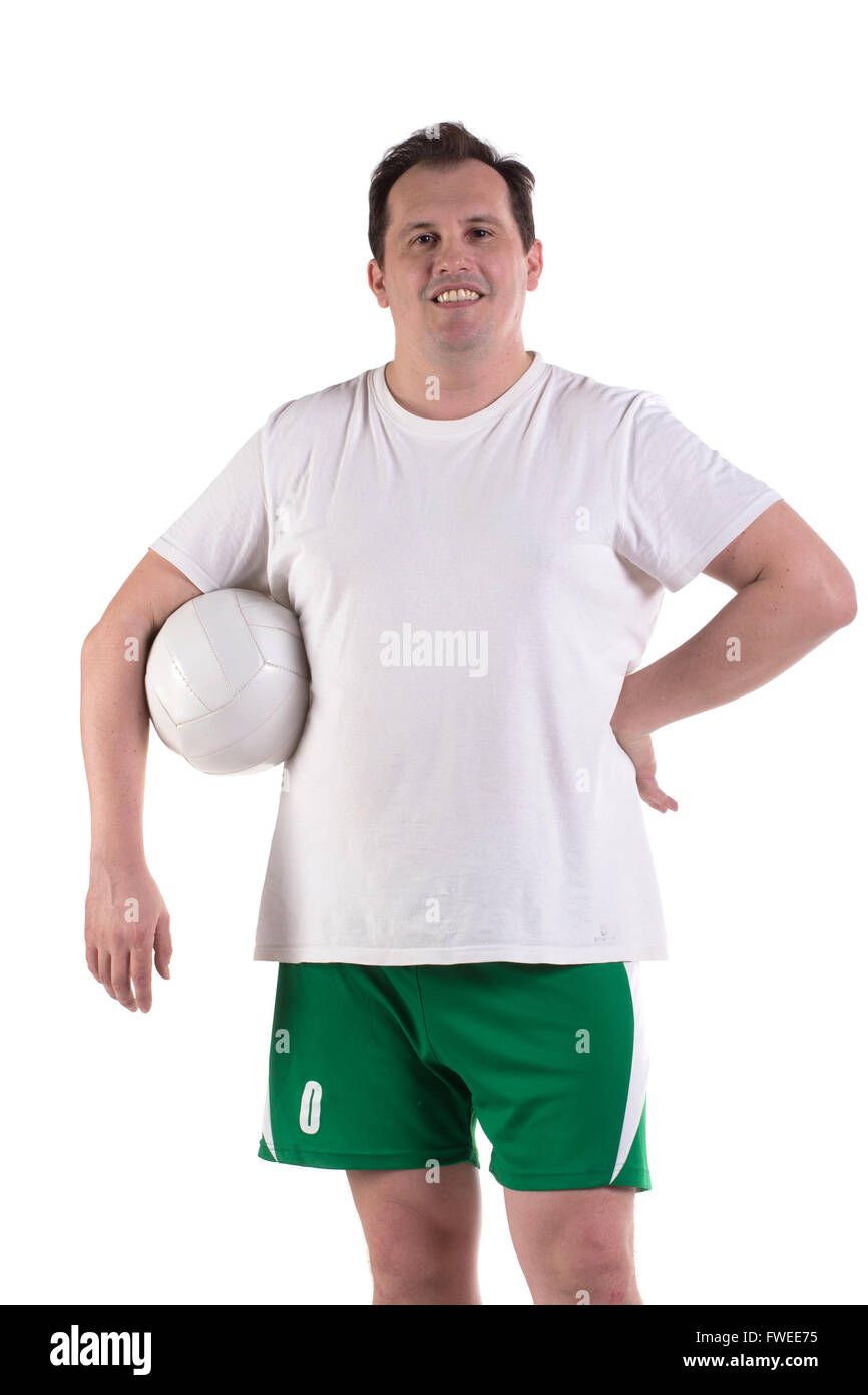 Heureux l'homme dans le sport adultes uniforme avec boule blanche, isolé sur fond blanc Banque D'Images