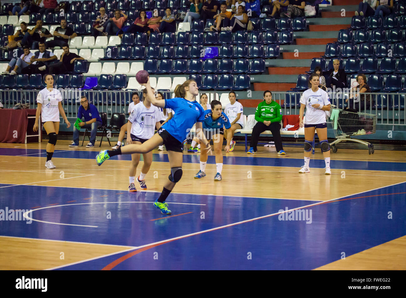 Les jeunes femmes match de hand a tenu dans un centre sportif Banque D'Images