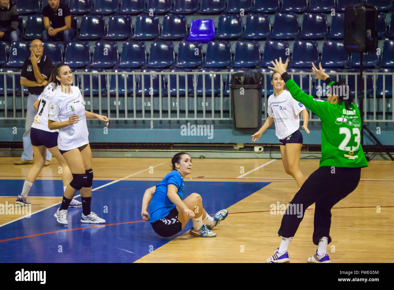 Les jeunes femmes match de hand a tenu dans un centre sportif Banque D'Images