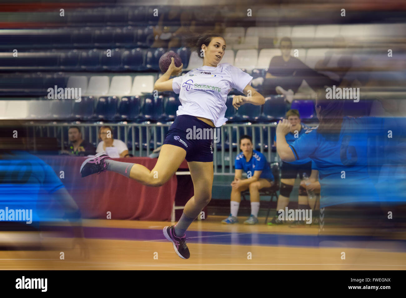 Les jeunes femmes match de hand a tenu dans un centre sportif Banque D'Images