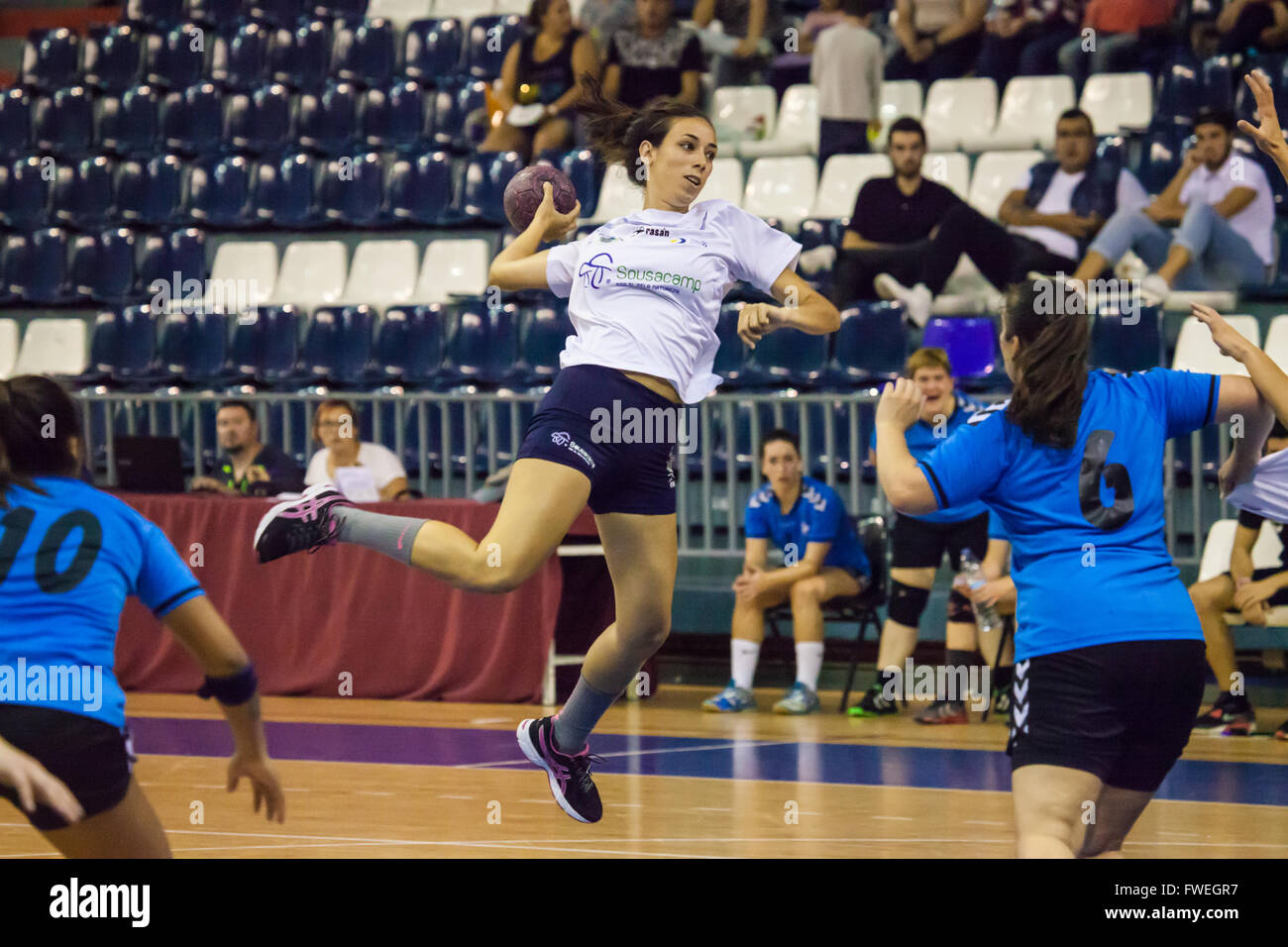 Les jeunes femmes match de hand a tenu dans un centre sportif Banque D'Images