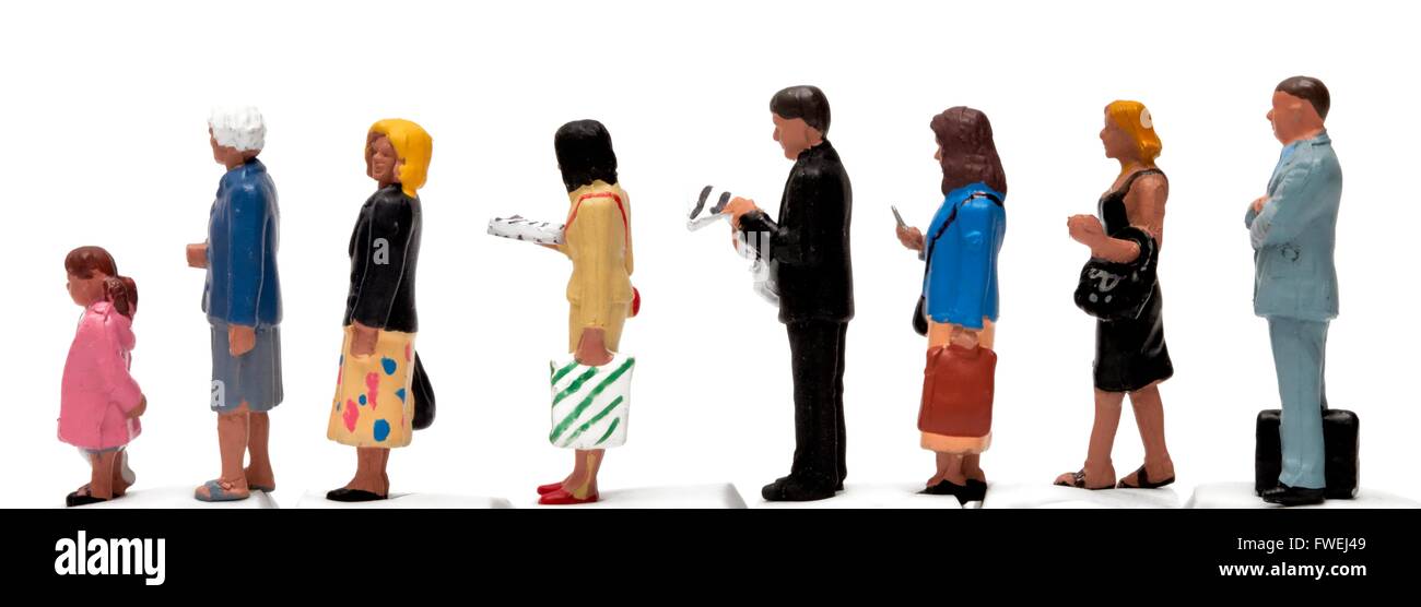 Figurine miniature personnes formant une file d'attente ordonnée sur un fond blanc. Banque D'Images