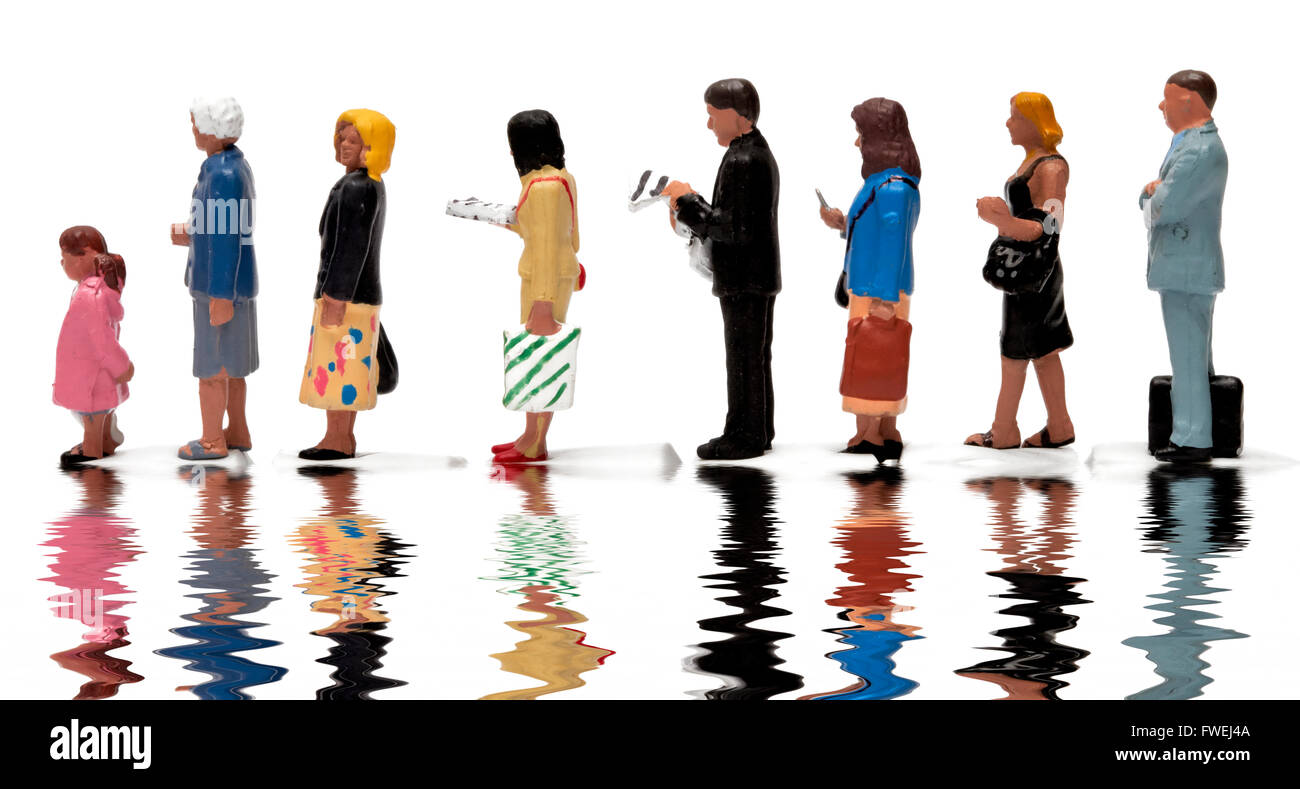 Figurine miniature personnes formant une file d'attente ordonnée contre un fond blanc reflète de façon numérique. Banque D'Images