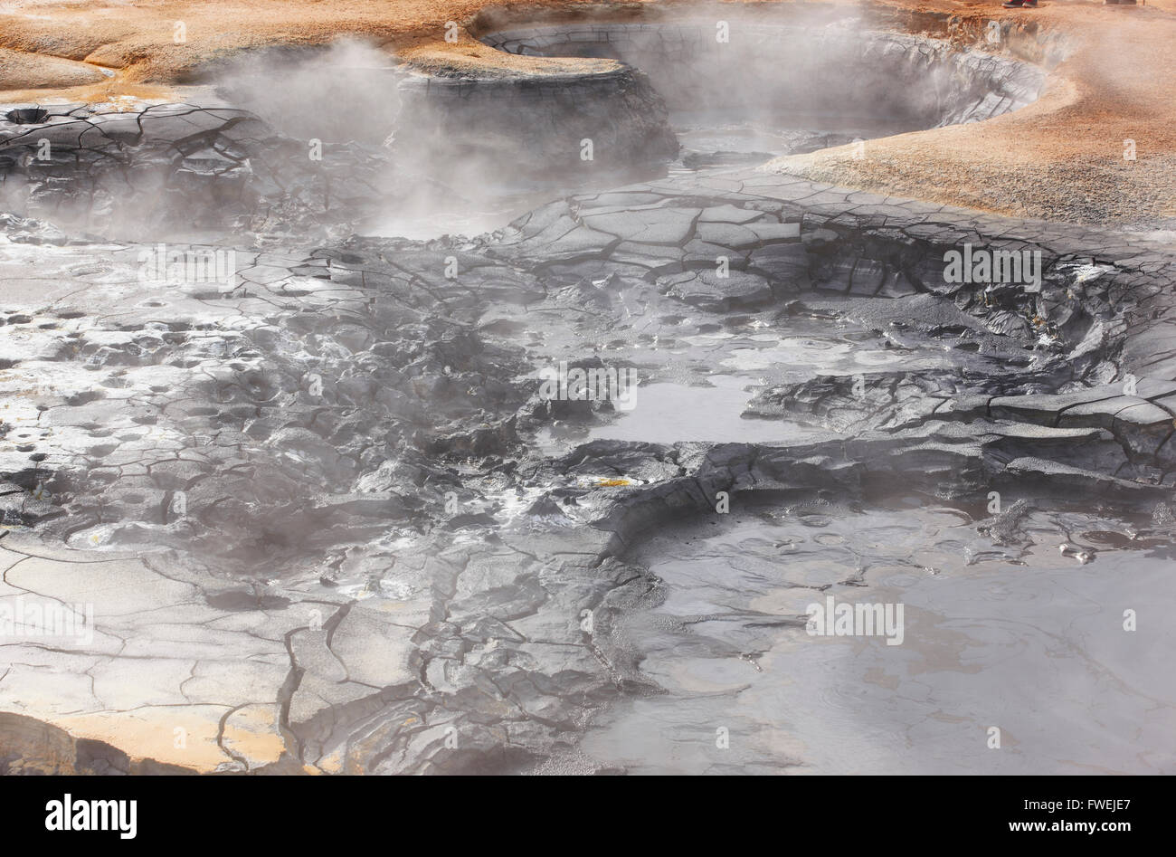 Paysage volcanique islandaise avec salon et cheminées géothermiques Banque D'Images