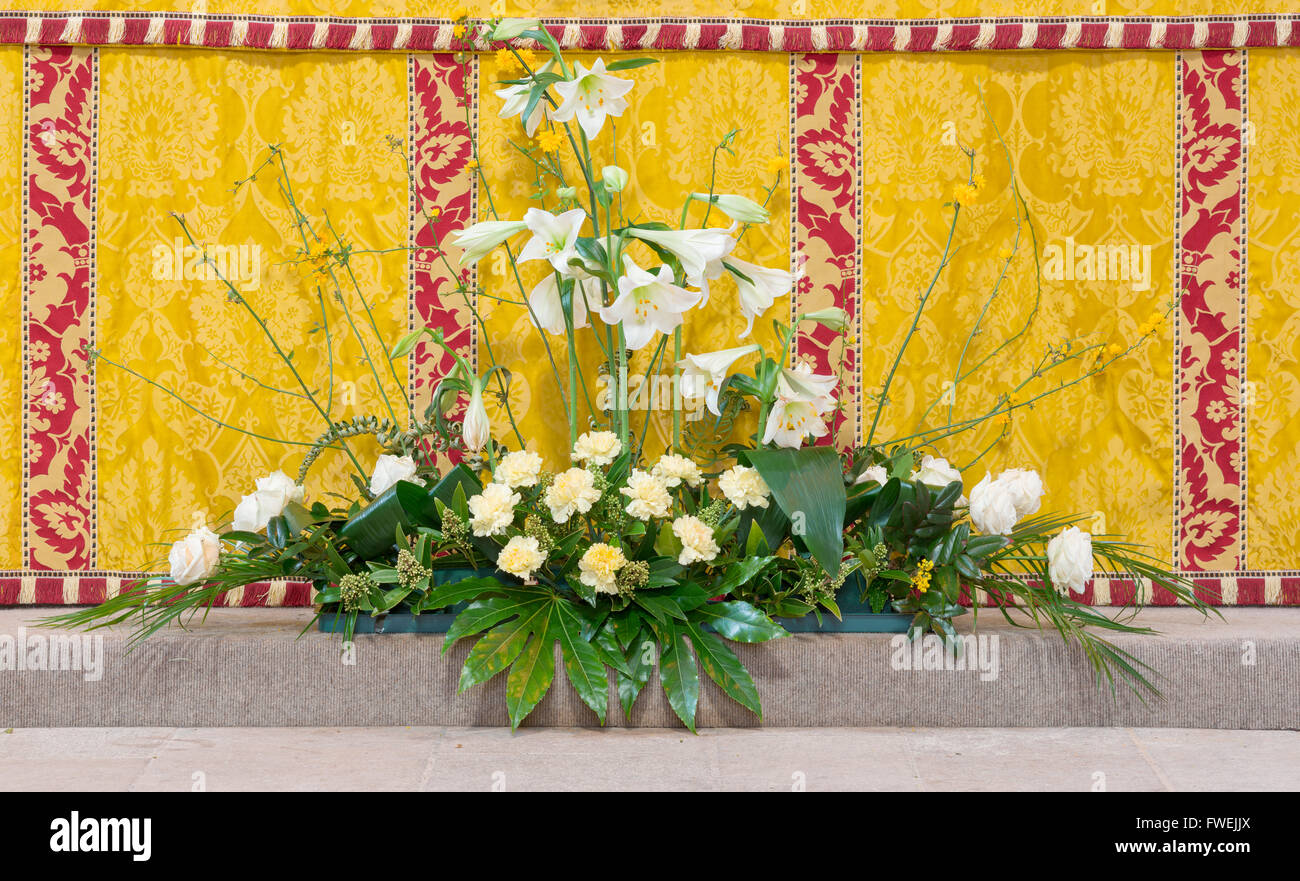 Fleurs de Pâques devant un autel à la Cathédrale chrétienne de St Pierre, St Paul et St Andrew, Peterborough. Banque D'Images