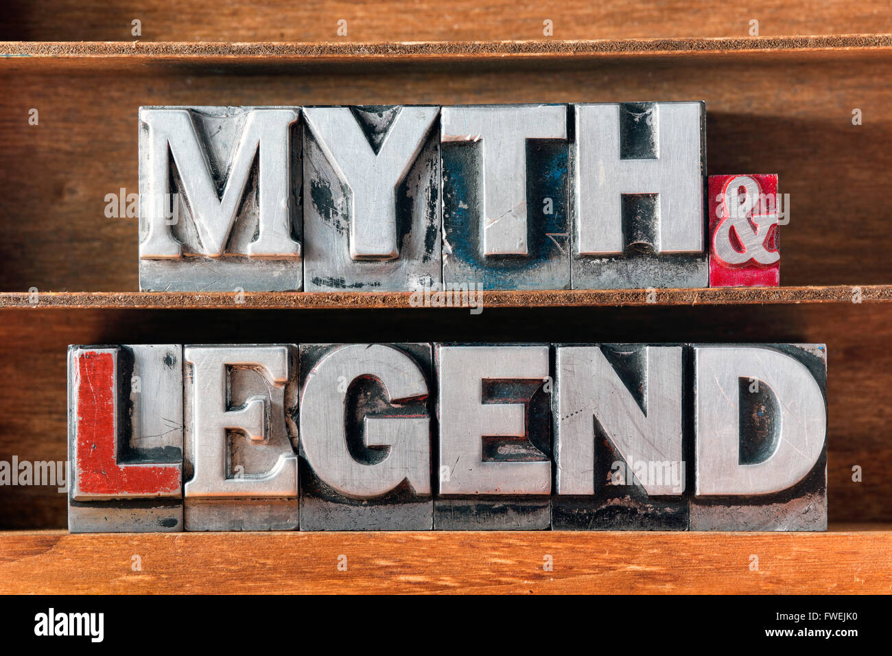 Mythes et légendes des mots faits de type typographique métallique sur plateau en bois Banque D'Images
