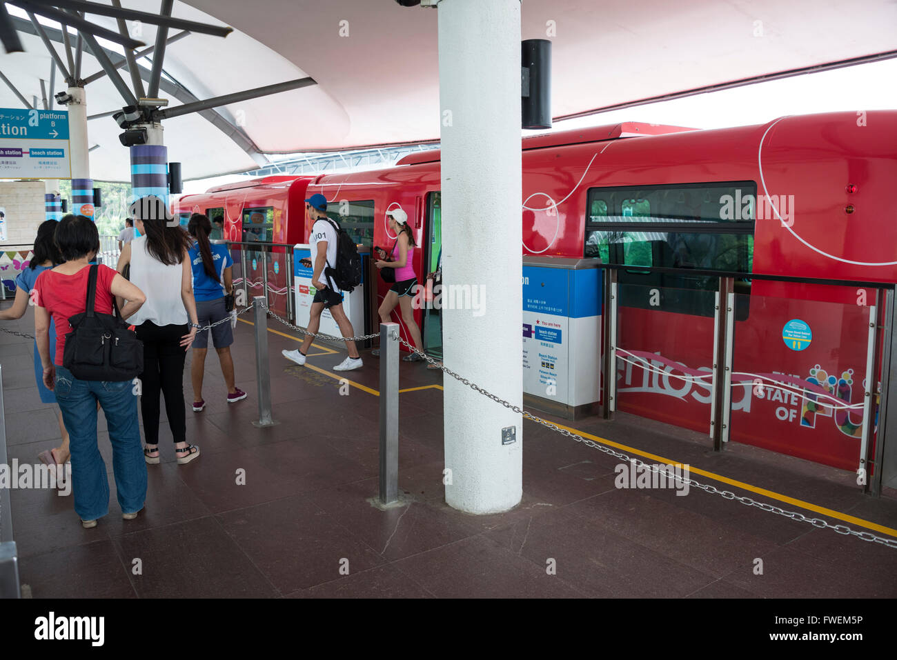 Les passagers qui attendent à bord d'un des trains monorail Sentosa Express à la station de plage sur l'île de Sentosa à Singapour. Banque D'Images