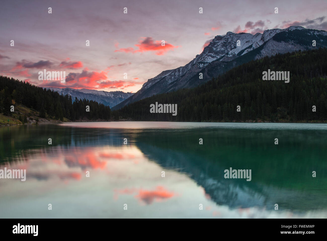 Atmosphère trouble sur le lac Two Jack, Banff National Park, Alberta Canadian Rockies, province, Canada Banque D'Images