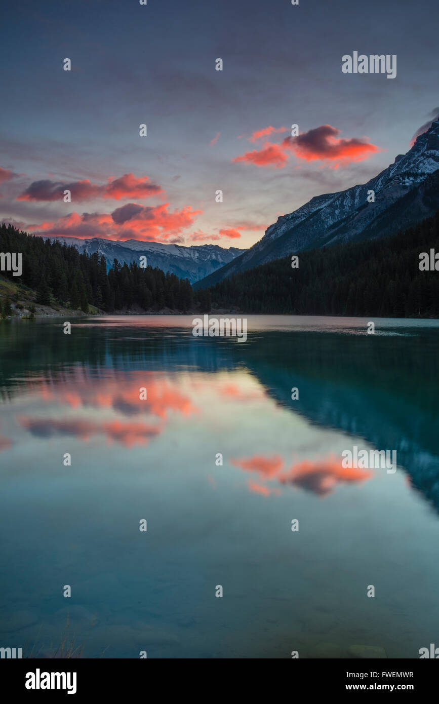 Atmosphère trouble sur le lac Two Jack, Banff National Park, Alberta Canadian Rockies, province, Canada Banque D'Images