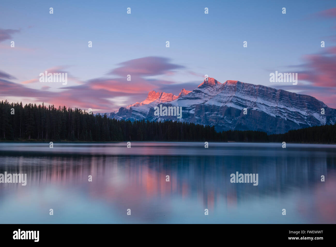 Le lac Two Jack, le mont Rundle, Banff National Park, Alberta Canadian Rockies, province, Canada Banque D'Images