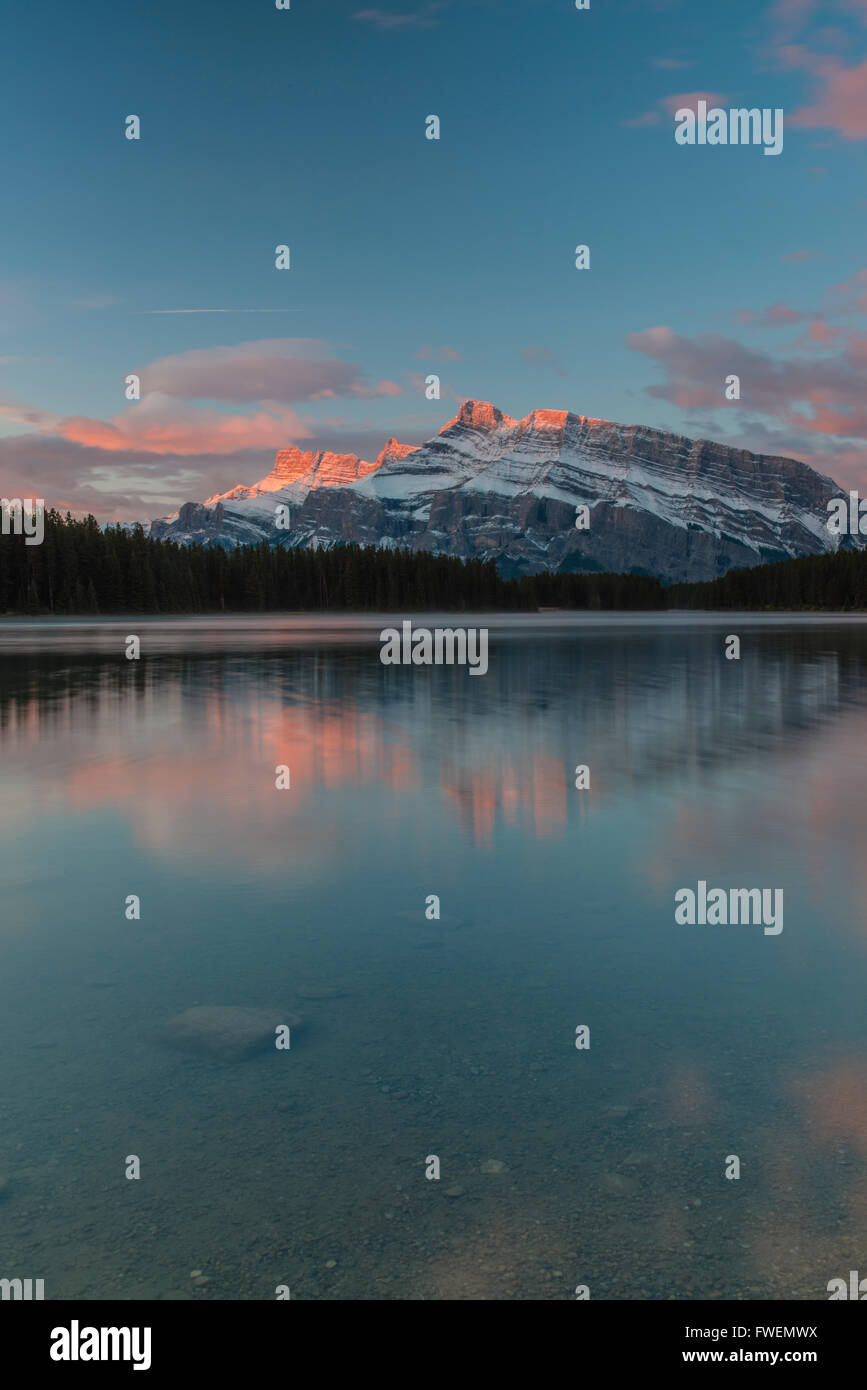 Le lac Two Jack, le mont Rundle, Banff National Park, Alberta Canadian Rockies, province, Canada Banque D'Images