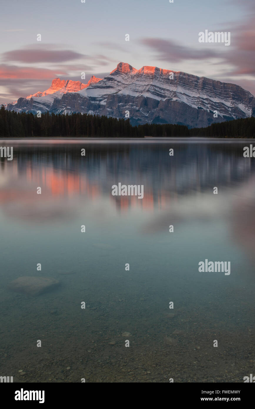Le lac Two Jack, le mont Rundle, Banff National Park, Alberta Canadian Rockies, province, Canada Banque D'Images