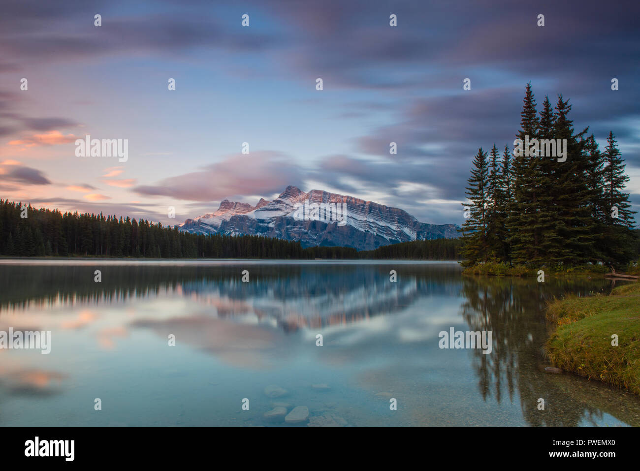 Le lac Two Jack, le mont Rundle, Banff National Park, Alberta Canadian Rockies, province, Canada Banque D'Images