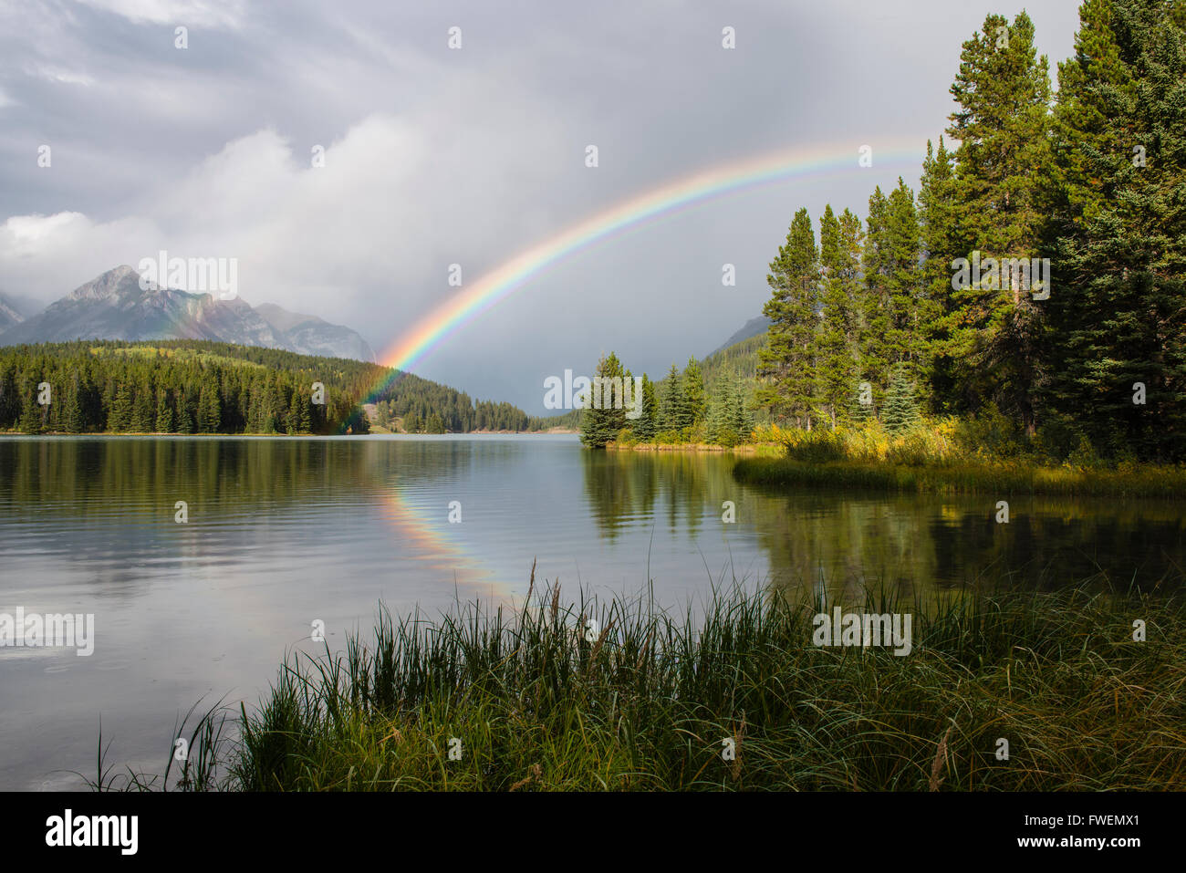 Arc-en-ciel sur le lac Two Jack, Banff National Park, Alberta Canadian Rockies, province, Canada Banque D'Images