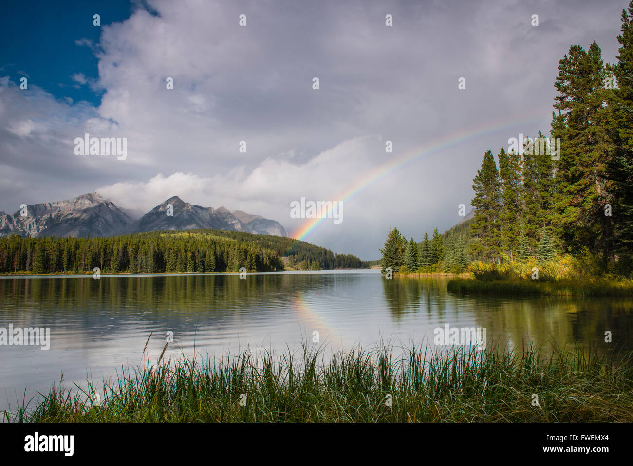Arc-en-ciel sur le lac Two Jack, Banff National Park, Alberta Canadian Rockies, province, Canada Banque D'Images