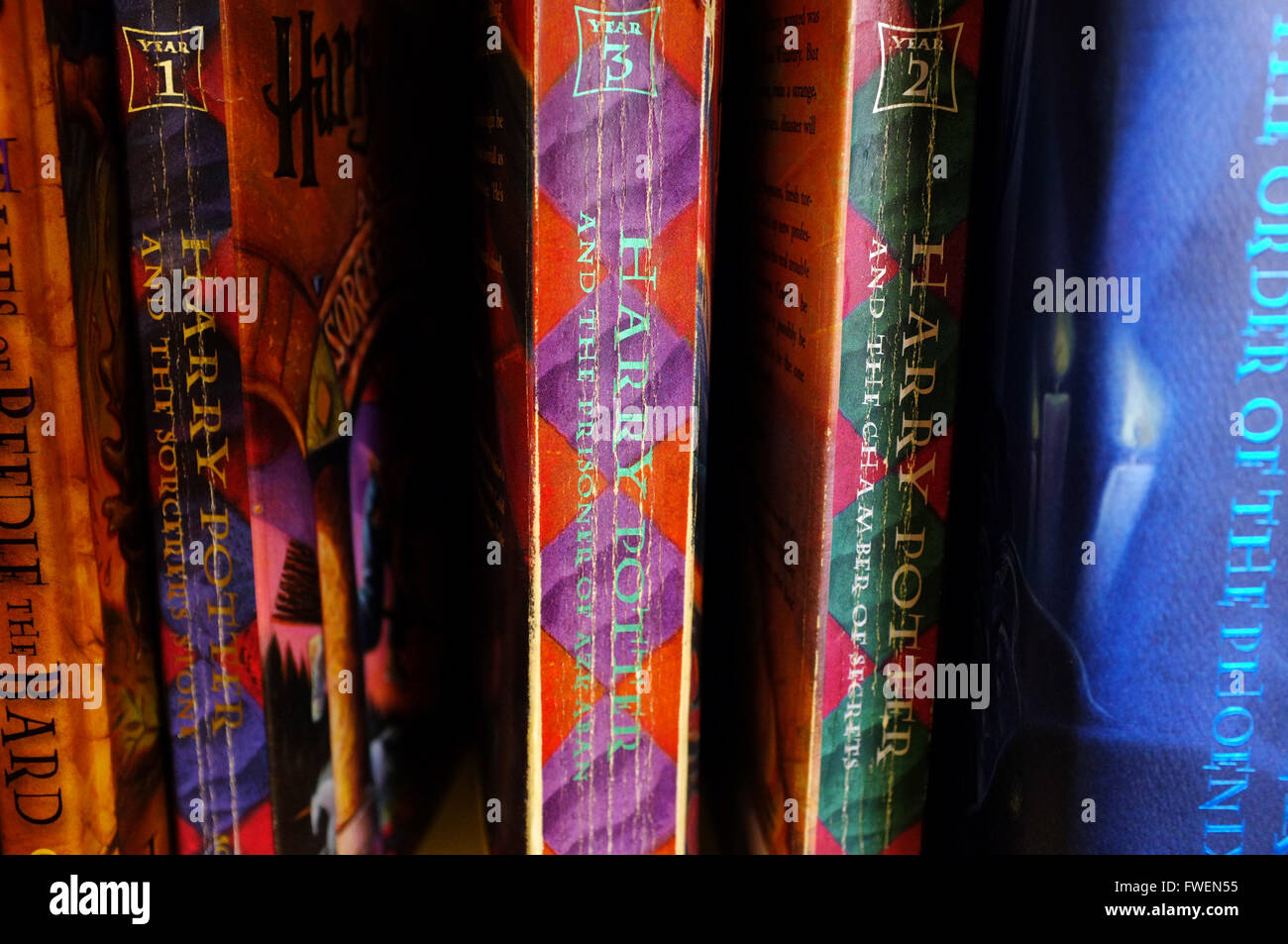 La série de livres Harry Potter sur une étagère. Banque D'Images