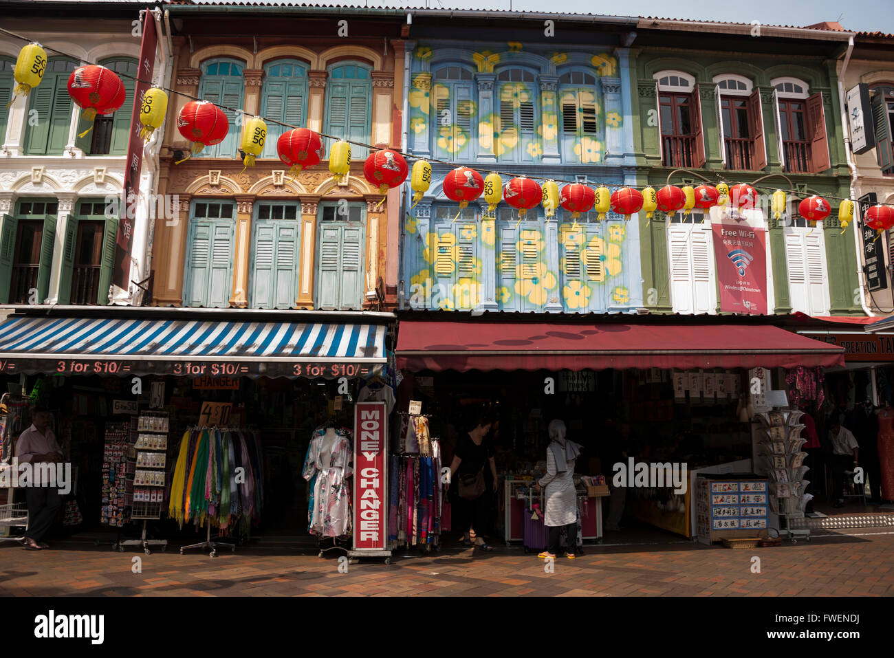 Une rangée de pastel couleur immeubles et commerces sur Pagoda Street dans le quartier chinois, un quartier ancien à Singapour Banque D'Images