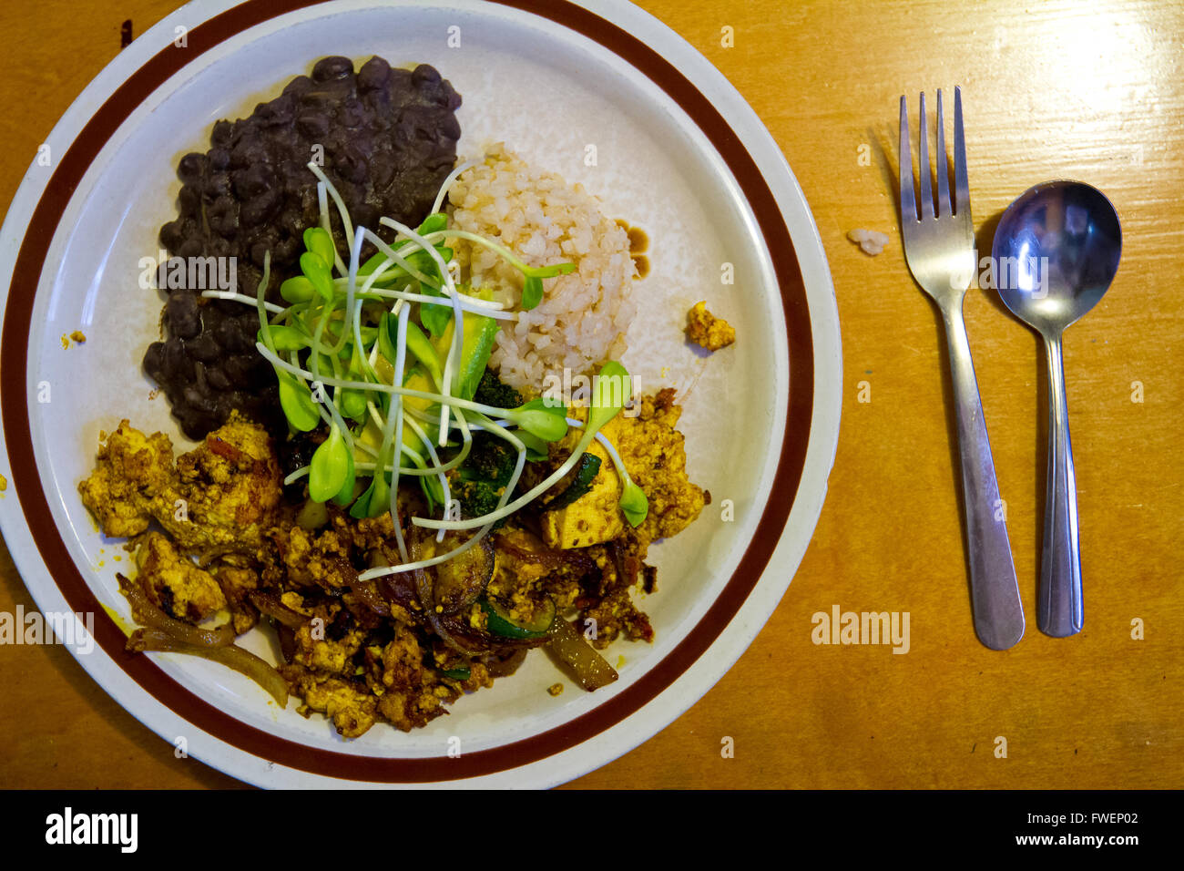 Un simple repas de tofu brouillé avec le riz et les haricots dans un marché à Hawaii est servi pour un copieux petit déjeuner avant le surf. Banque D'Images