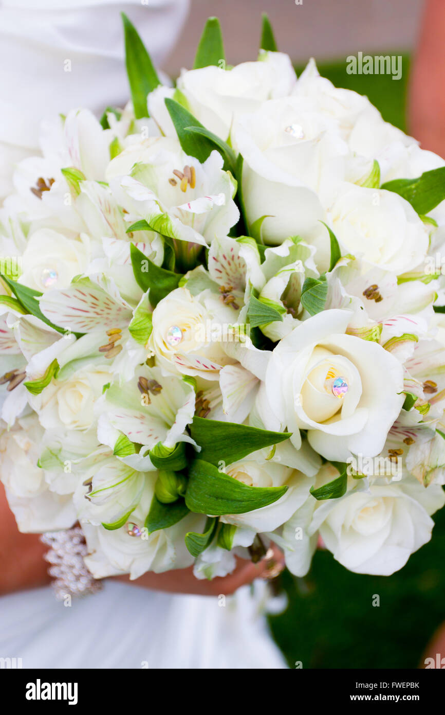 Fleurs de mariage blanc dans un bouquet de mariée ou mariée. Banque D'Images