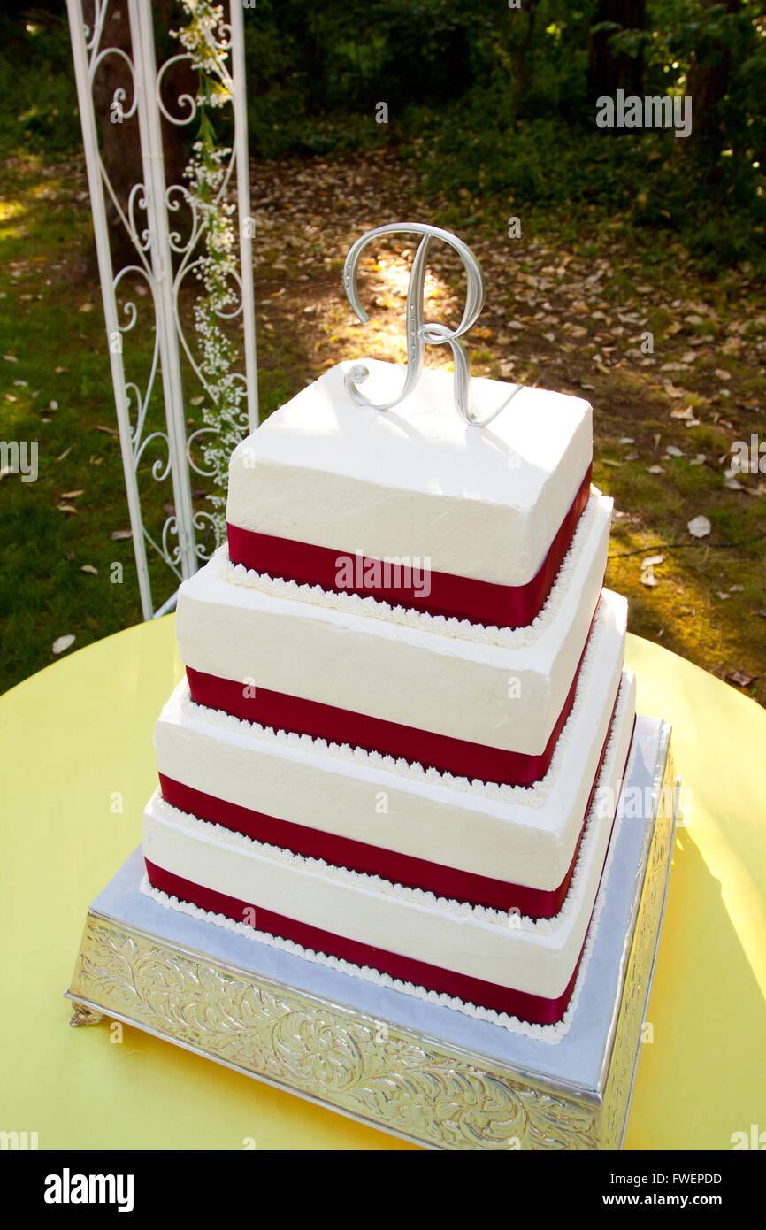 Un Carre Rouge Et Blanc Gateau De Mariage Avec Plusieurs Niveaux Et La Lettre R Sur Le Haut Se Trouve A L Exterieur Sur Une Table Jaune Pour Un Mariage Loisir Photo Stock Un Carre Rouge Et Blanc Gateau De Mariage Avec Plusieurs Niveaux Et La Lettre R Sur Le Haut Se Trouve A L Exterieur Sur Une Table Jaune Pour Un Mariage Loisir Photo Stock