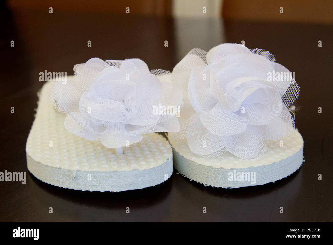 Blanc simple flip flop sandals pour une mariée de porter le jour de son mariage. Banque D'Images