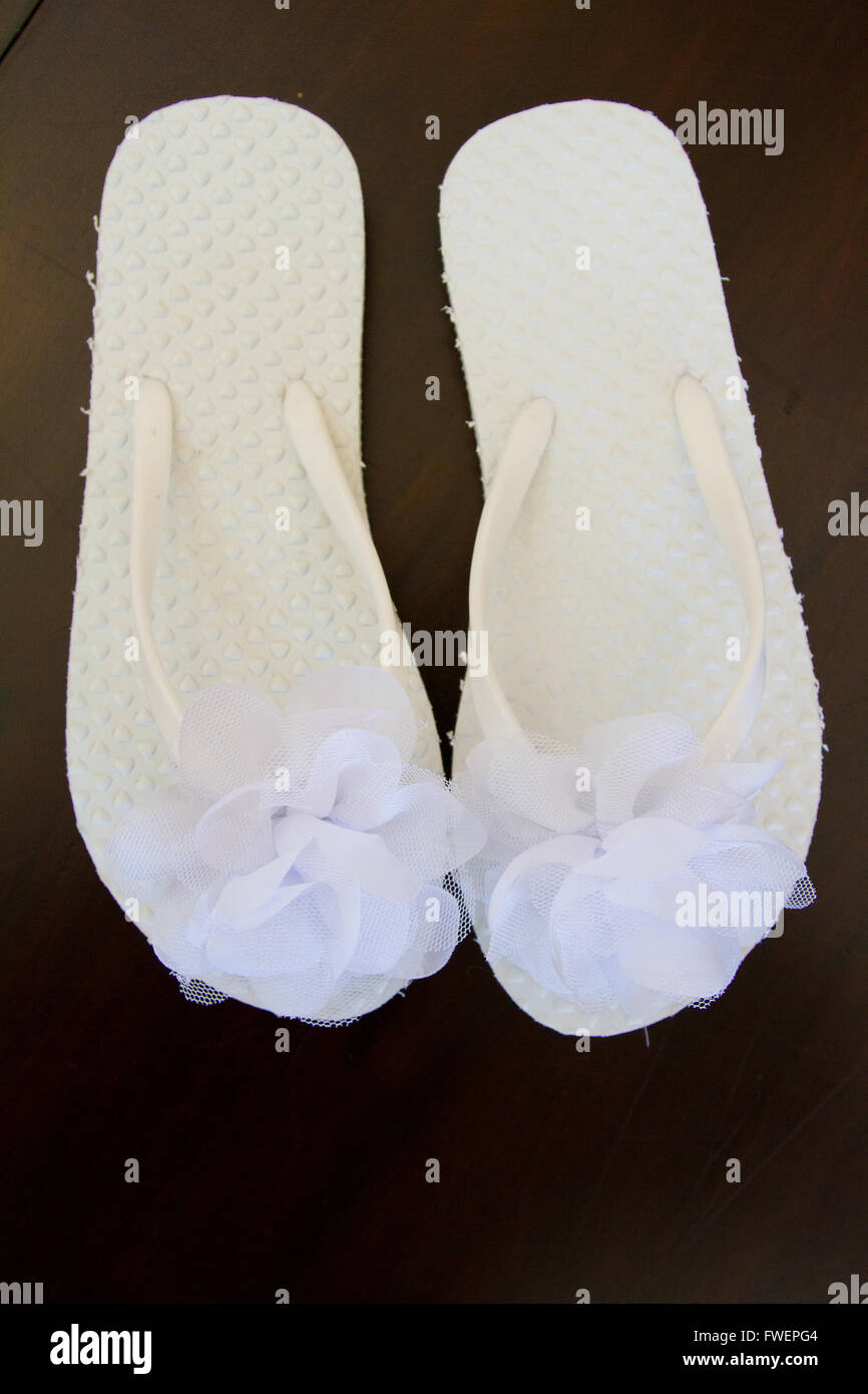 Blanc simple flip flop sandals pour une mariée de porter le jour de son mariage. Banque D'Images