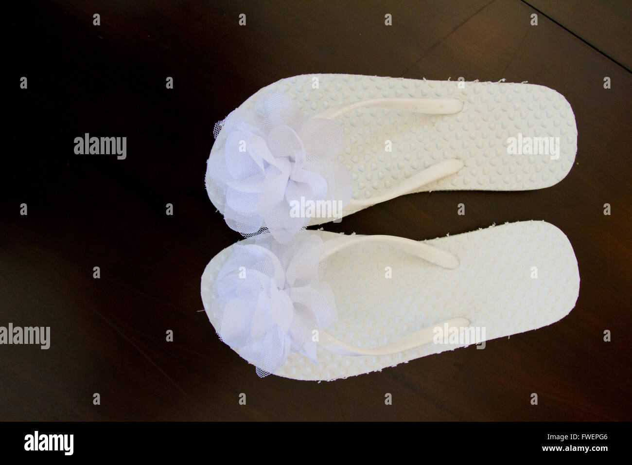 Blanc simple flip flop sandals pour une mariée de porter le jour de son mariage. Banque D'Images