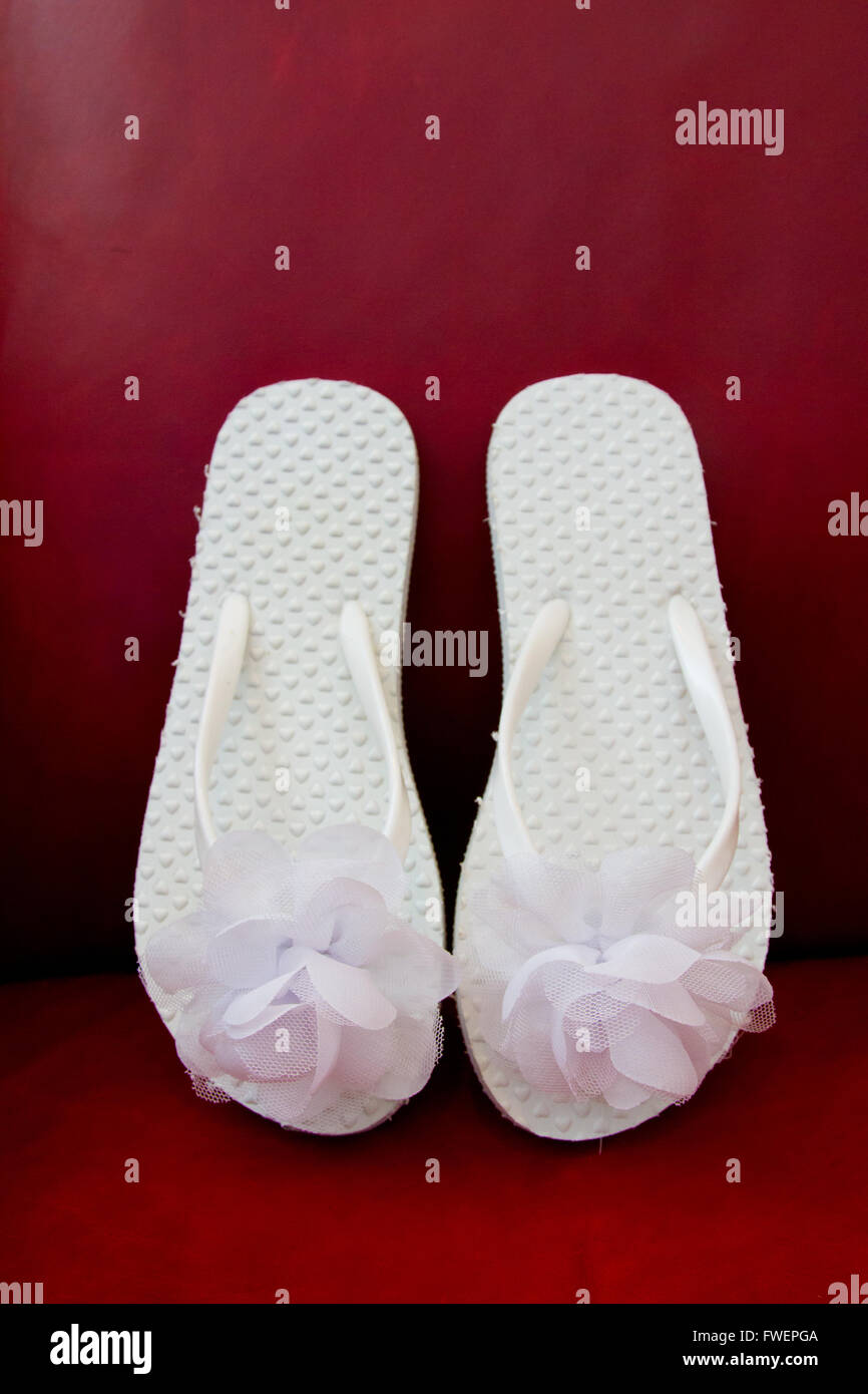 Blanc simple flip flop sandals pour une mariée de porter le jour de son mariage. Banque D'Images