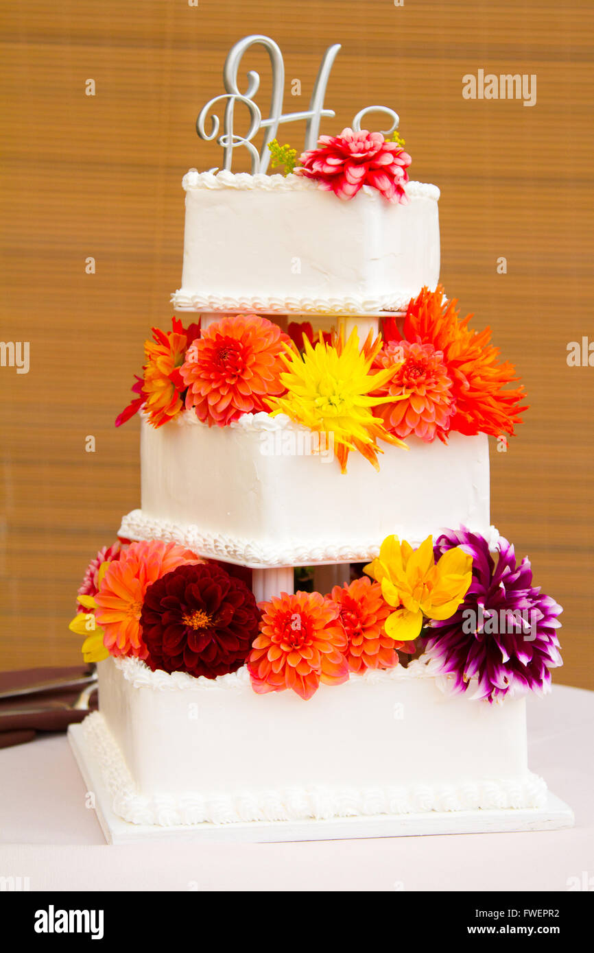 Un blanc très traditionnel gâteau de mariage à la réception d'une mariée et le marié le jour de leur mariage. Banque D'Images