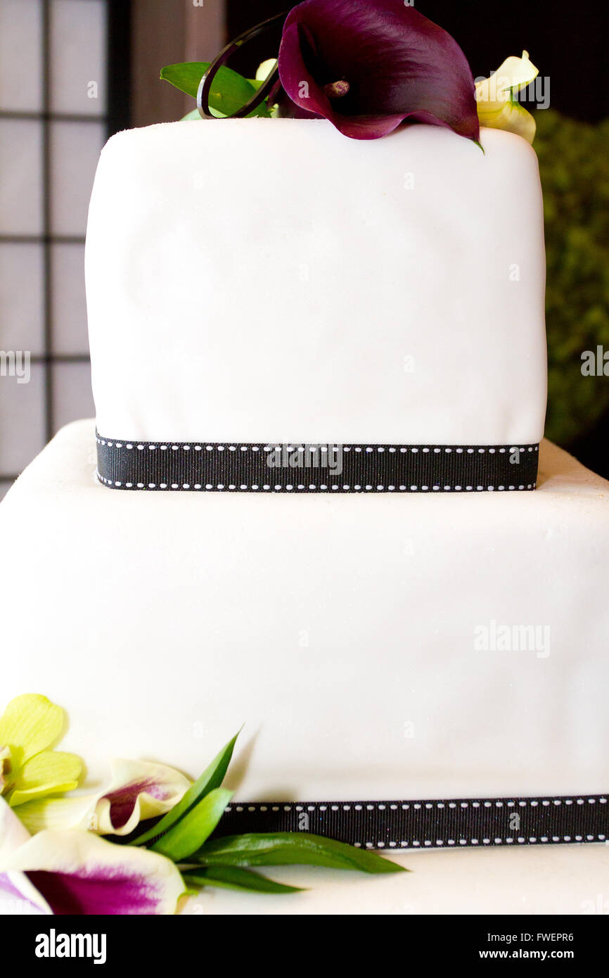 Un blanc très traditionnel gâteau de mariage à la réception d'une mariée et le marié le jour de leur mariage. Banque D'Images
