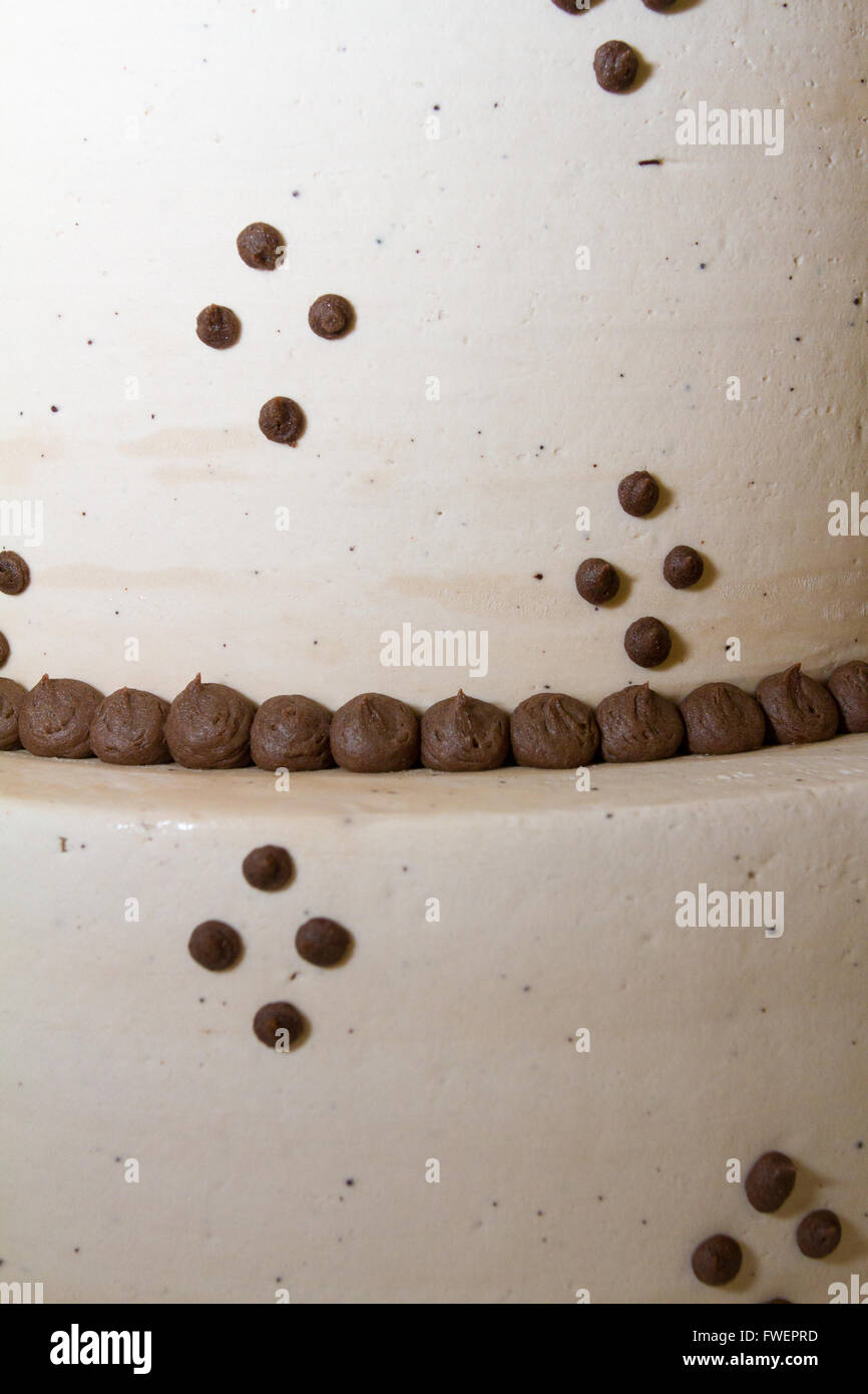 Un blanc très traditionnel gâteau de mariage à la réception d'une mariée et le marié le jour de leur mariage. Banque D'Images