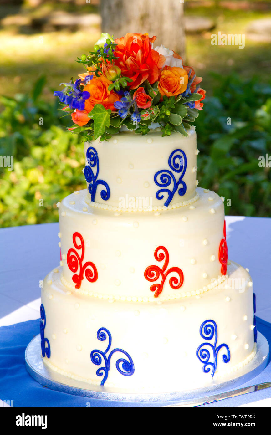 Un blanc très traditionnel gâteau de mariage à la réception d'une mariée et le marié le jour de leur mariage. Banque D'Images