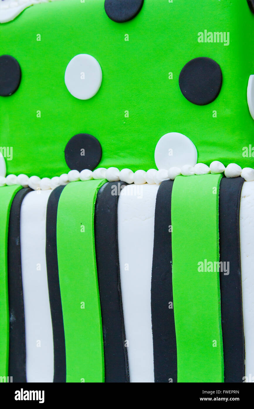 Un gâteau de mariage non traditionnels avec blanc, vert et noir et polkadots sur elle, à la réception pour une femme et un homme. Banque D'Images