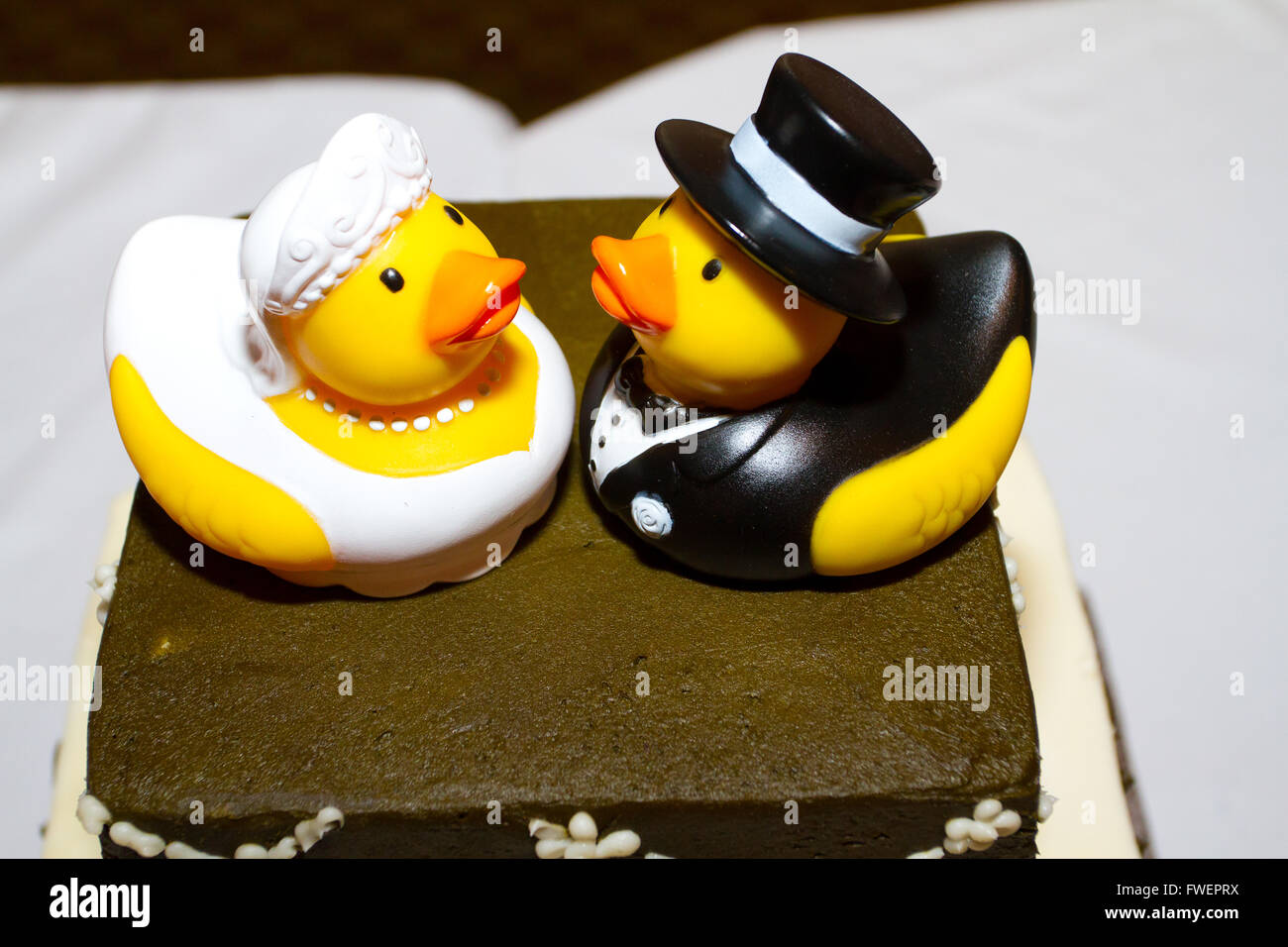 Canards en caoutchouc sont les cake toppers pour ce gâteau de mariage à un non-réception traditionnelle pour les jeunes mariés. Banque D'Images