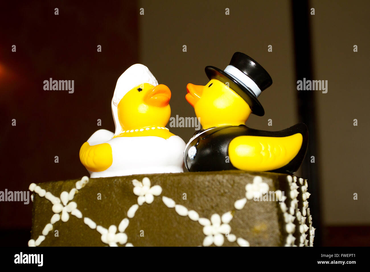 Canards en caoutchouc sont les cake toppers pour ce gâteau de mariage à un non-réception traditionnelle pour les jeunes mariés. Banque D'Images