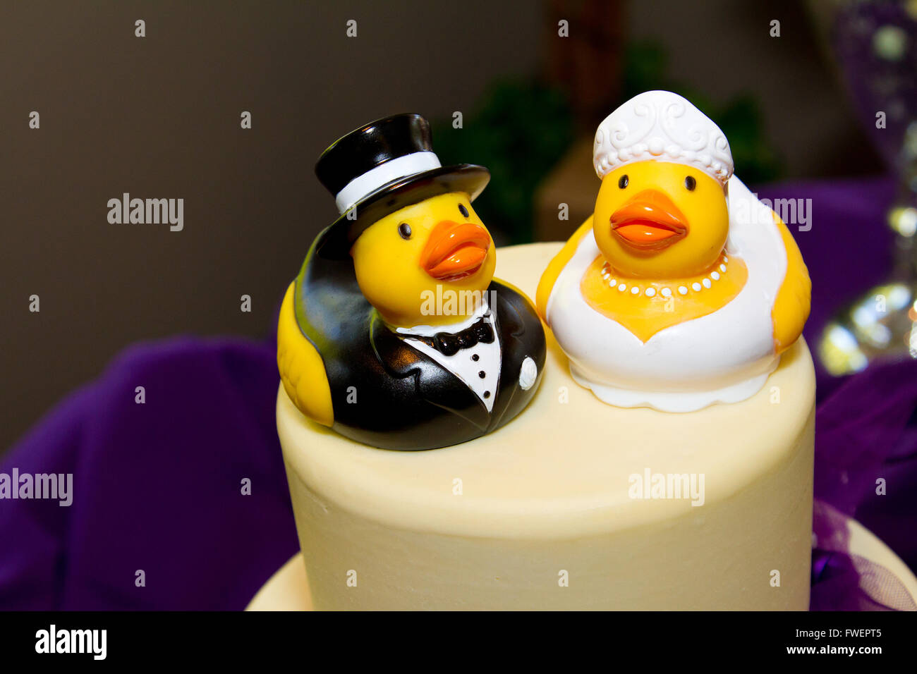 Canards en caoutchouc sont les cake toppers pour ce gâteau de mariage à un non-réception traditionnelle pour les jeunes mariés. Banque D'Images