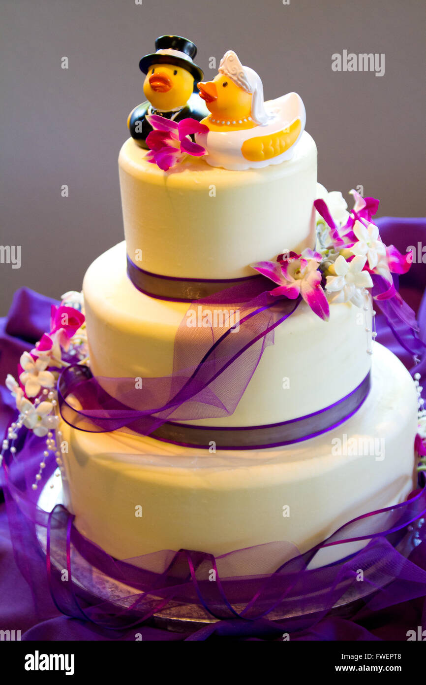 Canards en caoutchouc sont les cake toppers pour ce gâteau de mariage à un non-réception traditionnelle pour les jeunes mariés. Banque D'Images