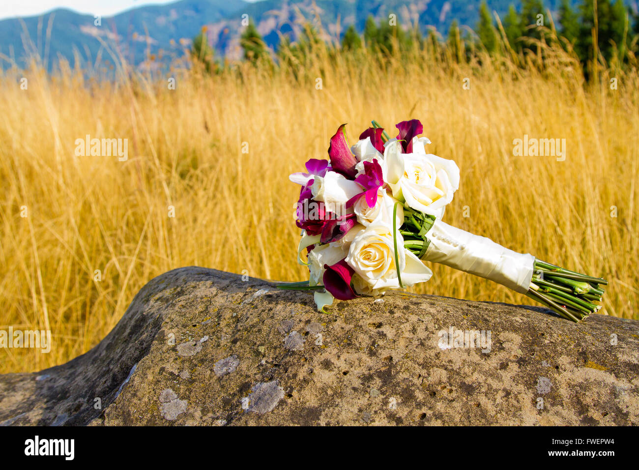Le bouquet de la mariée a été prévue à l'écart de la cérémonie et à la réception le jour de son mariage. Les fleurs dans le bouquet ar Banque D'Images