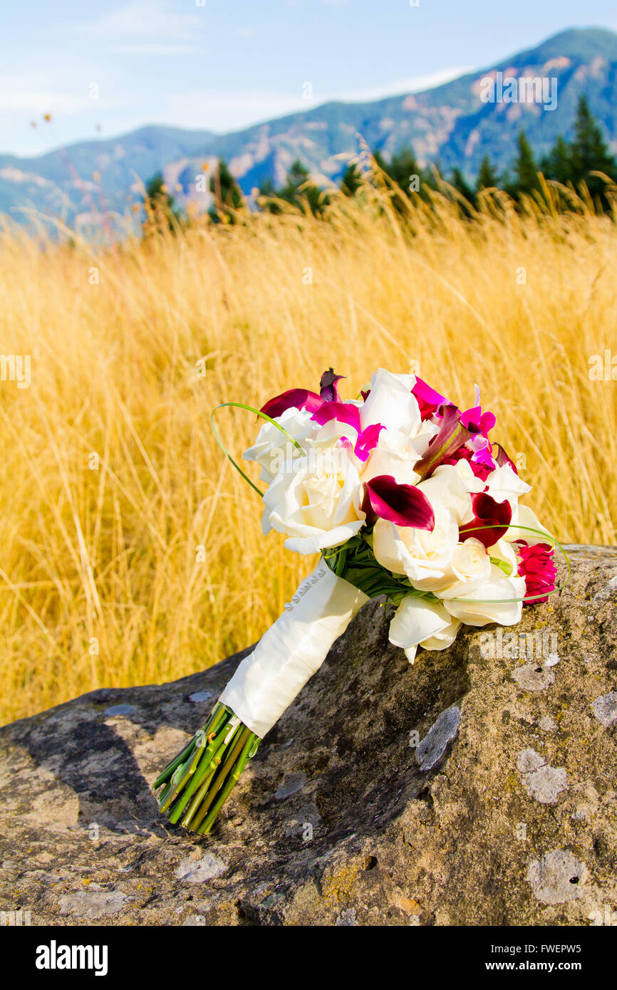 Le bouquet de la mariée a été prévue à l'écart de la cérémonie et à la réception le jour de son mariage. Les fleurs dans le bouquet ar Banque D'Images