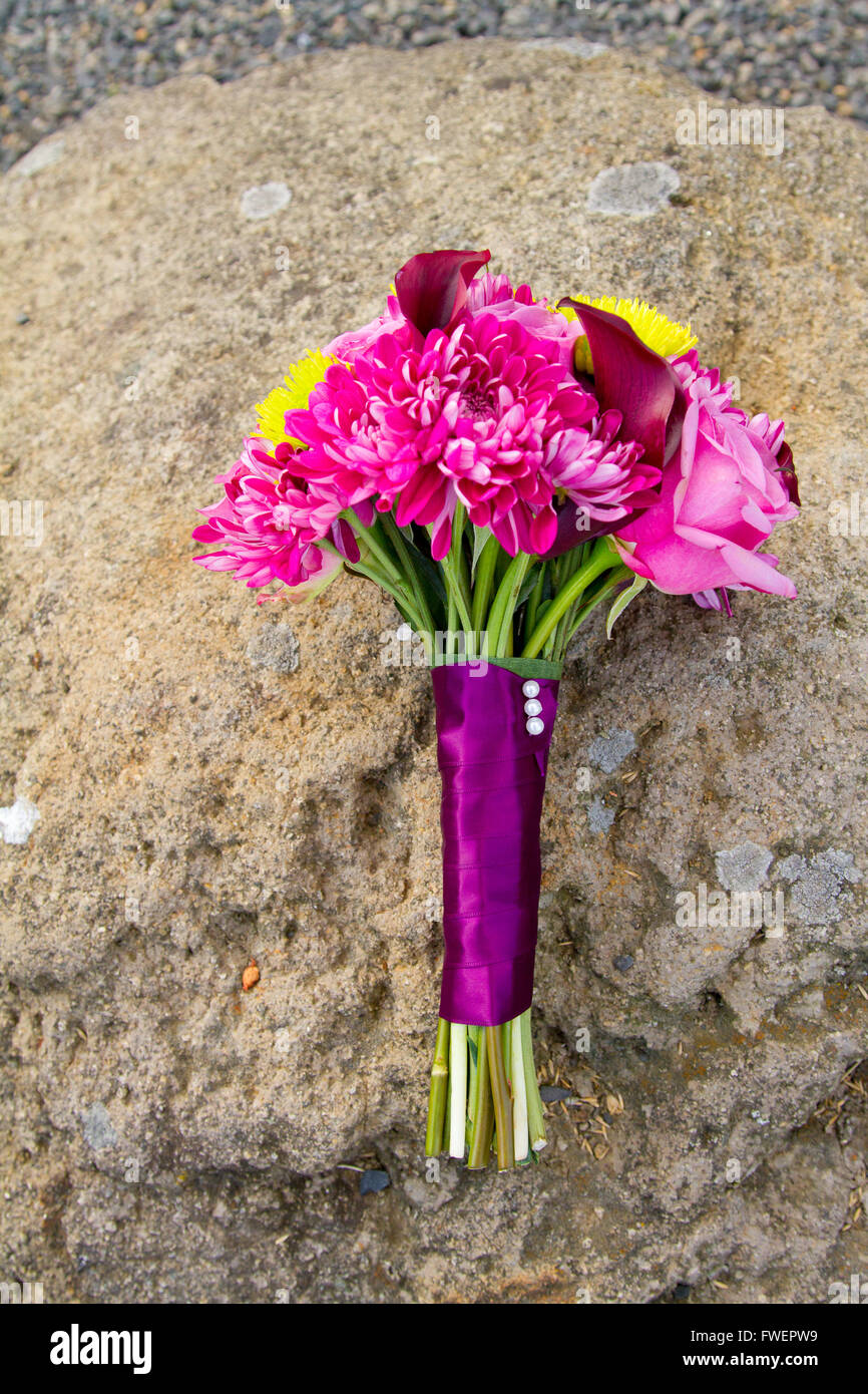 Le bouquet de la mariée a été prévue à l'écart de la cérémonie et à la réception le jour de son mariage. Les fleurs dans le bouquet ar Banque D'Images