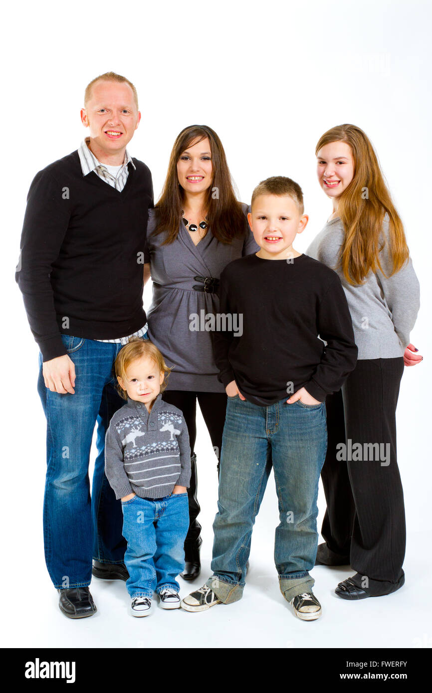Une famille de cinq personnes sur un arrière-plan blanc isolé en studio. Banque D'Images